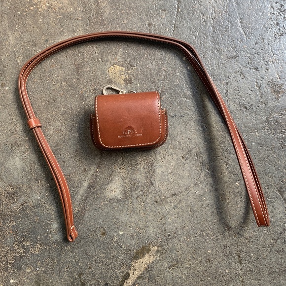 200$ Chic Air Pod Pro Leather Magnet w/ Detachable Necklace